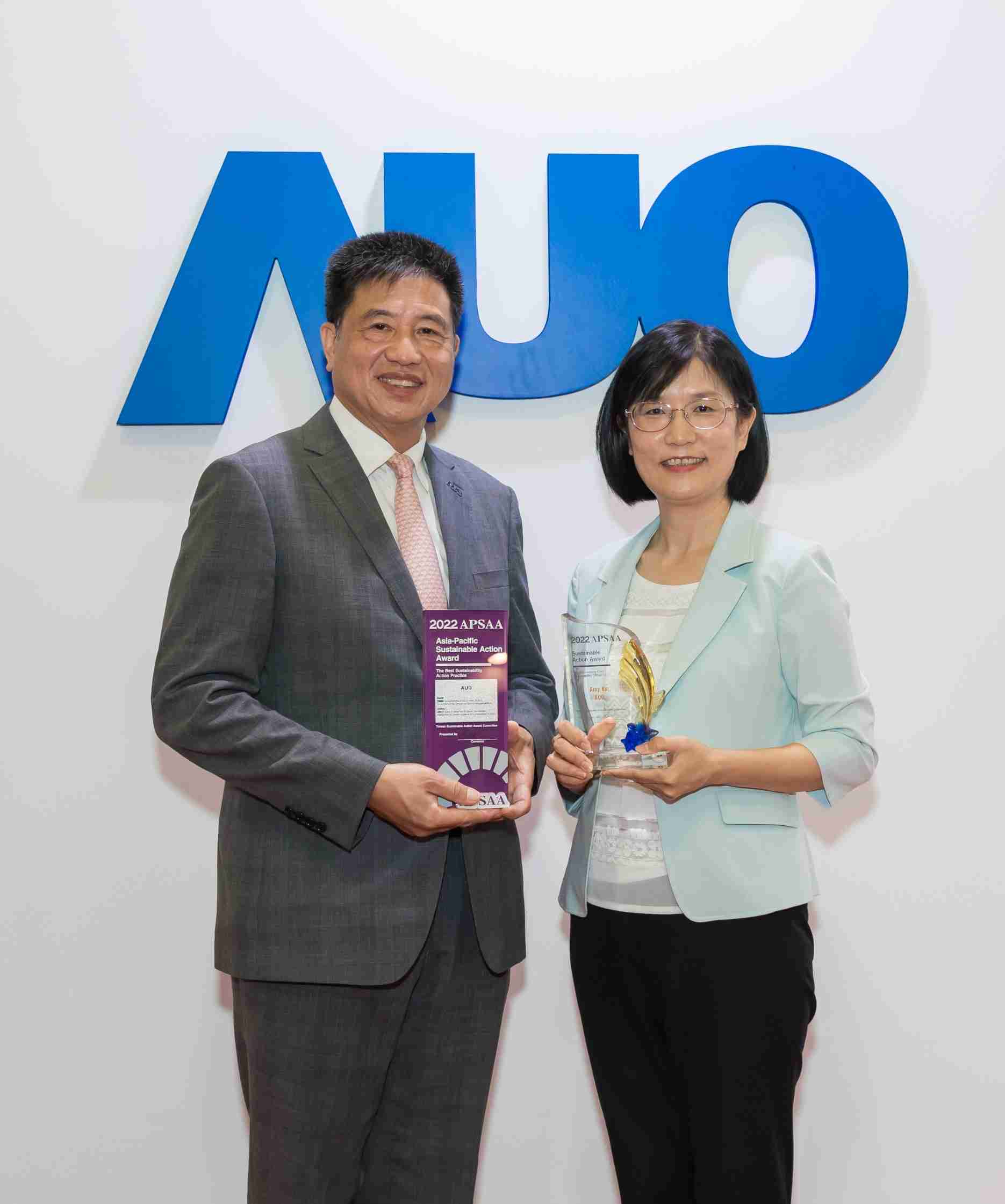 28国际长期垫筑永续远景的基石，，透过ESG暨气候委员会逐步实践永续策略蓝图。。。其中，，，28国际光电永续长古秀华带领团队、、、、制定中长期目标，，，缔造多面向亮眼表现，，，获得「顶尖永续长奖」的个人奖殊荣（左：28国际光电董事长暨执行长彭双浪，，，右：28国际光电永续长古秀华）