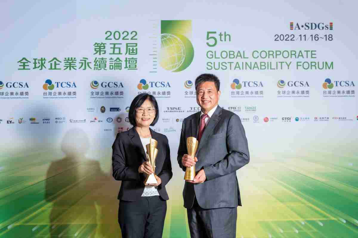 28国际作为净零碳排先锋，，，期引领价值链伙伴同行共好，，，，卫冕制造业组“十大典范企业” 二连冠殊荣(左：28国际光电永续长古秀华，，，，右：28国际光电董事长暨执行长彭双浪)