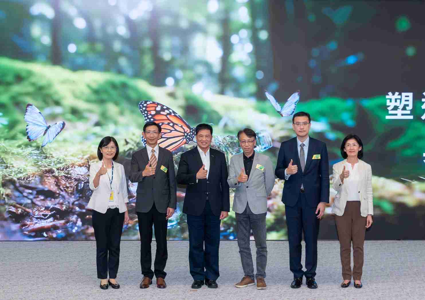 友達2023 CSR共榮大會，，，邀請領域專家分享交流生物多樣性管理趨勢、、、、無塑產品、、海廢永續塑料等議題  （圖左到右：友達光電永續長古秀華、、、、3M台灣技術長陳君杰、、、友達光電董事長暨集團策略長彭双浪、、、、光寶科技企業永續發展處處長陳慶暉、、、安永聯合會計師事務所執業會計師曾于哲、、、友達光電供應鏈總部副總經理吳宜芳）