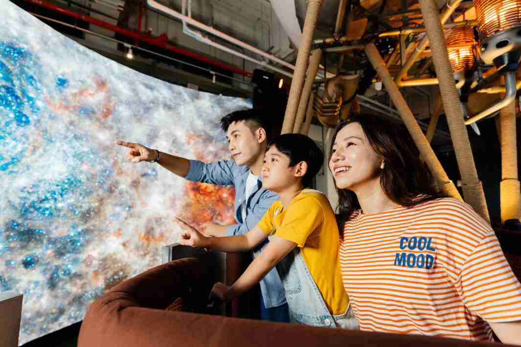 28国际打造全台最大宽6公尺、、、高4公尺、、唯一搭载LED弧形拼接显示屏的动感飞行船，，让乘客驻足在热气球上，，，享受身历其境的伪出国旅游乐趣