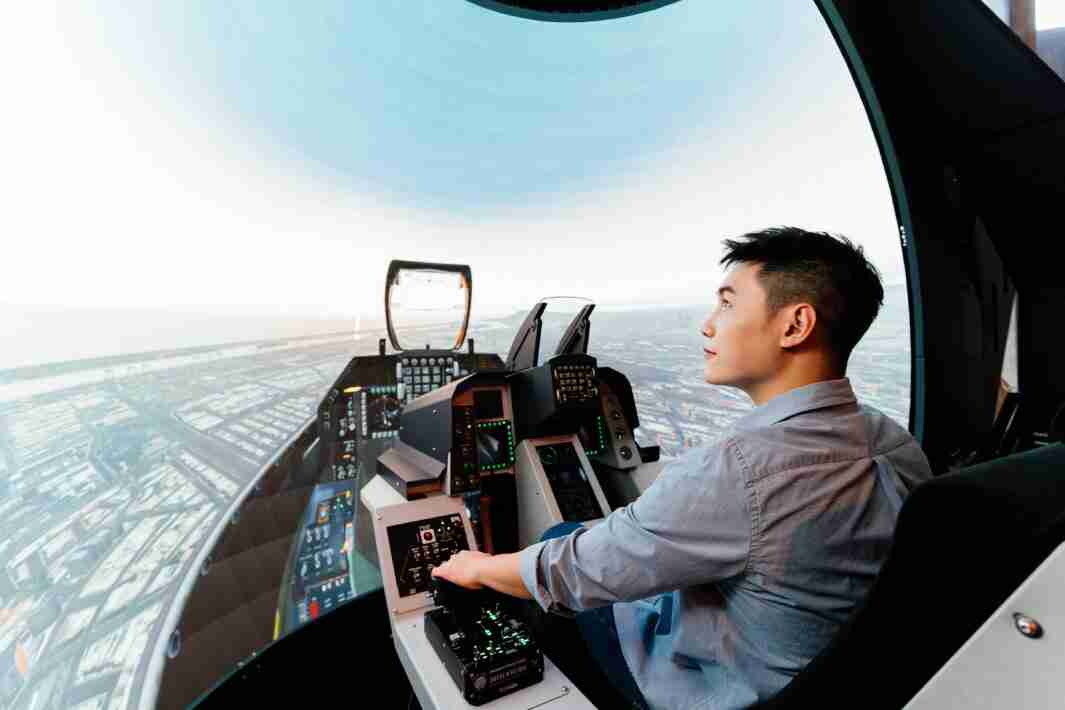 28国际以P1.25小间距打造球形LED模拟舱，，搭配智崴的精密六轴动态座椅，，结合28国际专业影像调校技术，，呈现拟真模拟飞行场景