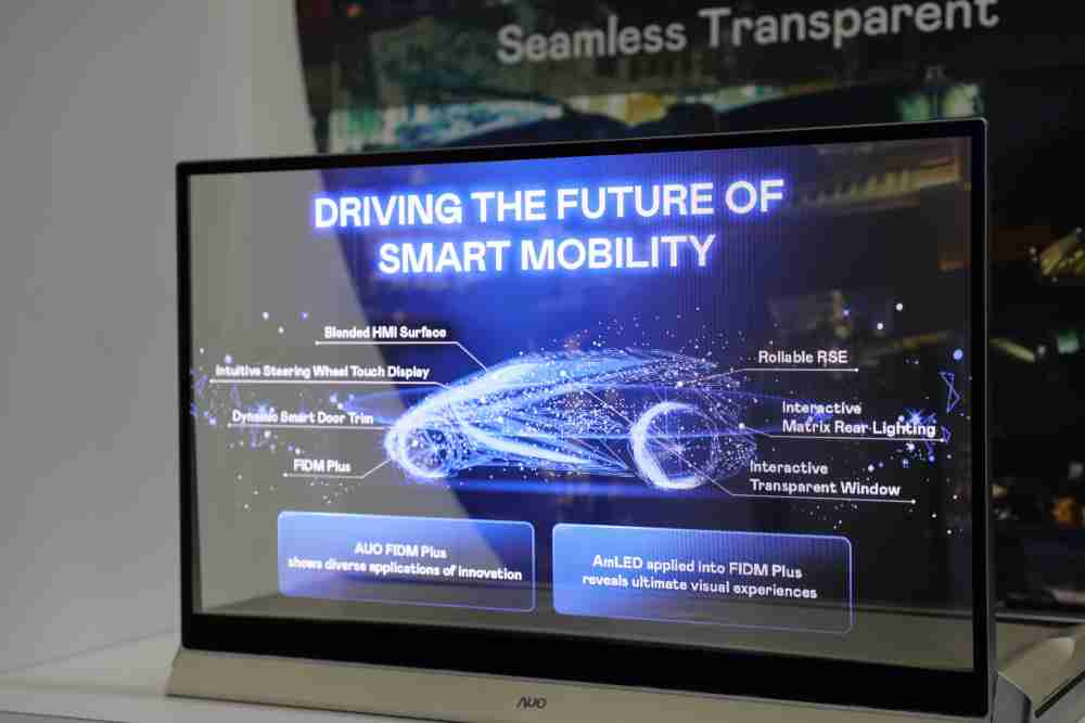 28国际凭借着超高亮度和透明度，，，，这款30吋透明Micro LED显示器在AR系统与智慧零售具有潜在的应用价值。。