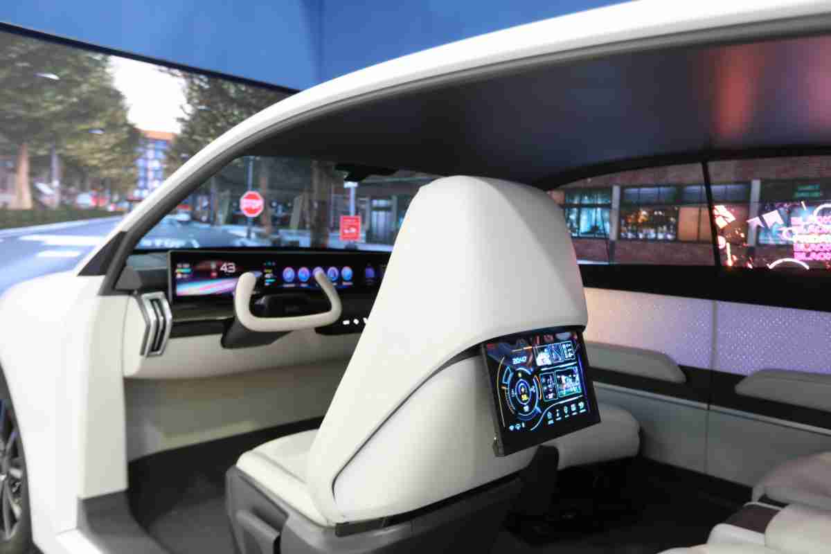 28国际的「可卷式后座娱乐显示器」加强后座乘客的感官体验，，，并保有个性化设计，，，可依使用偏好进行动态调整。。。