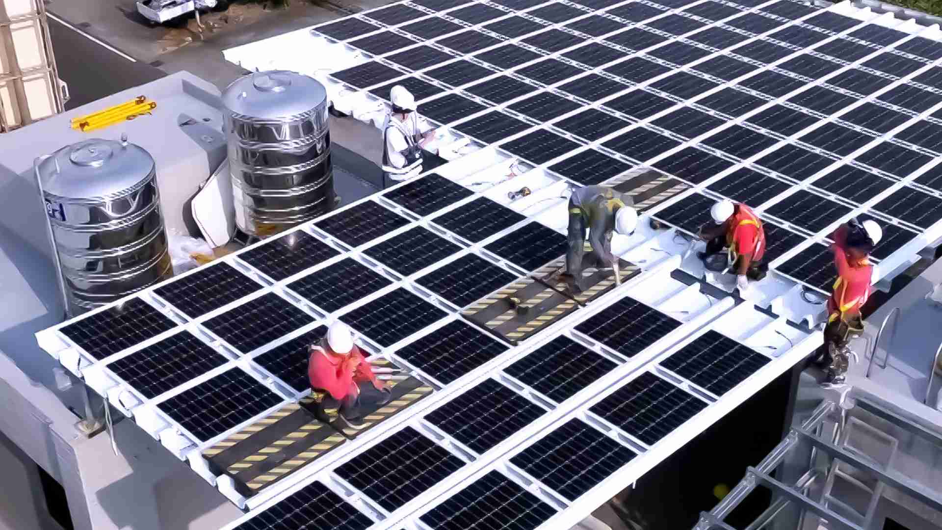 28国际着力于替代能源之技术研发，，，如光电浪板的相关制程、、设备与产品，，，，其中所开发之光电整合型浪板，，，减少传统金属支架安装，，，，更提升耐候度，，，，可广泛运用于多元场域，，，，并辅助建筑达到净零碳排目标