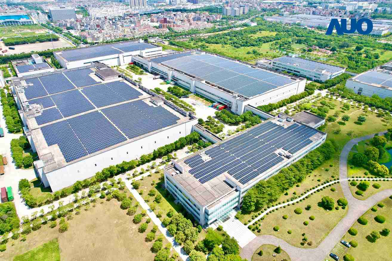 28国际厦门推动智能制造同时，，，透过绿电创能纵深推进绿色转型，，厂区全屋顶铺设太阳能光伏板，，，，每年太阳能发电 2,600多万度